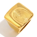Schicker 18K vergoldeter quadratischer Ring mit Fingerabdruck-Textur in 45-Grad-Ansicht - US 6 / Gold