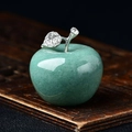 Macro-opname van groene jade appel met fonkelend zilveren blad op houten ondergrond - Groene Aventurijn Appel / 4.5*4.2cm