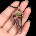 Pendentif vintage en bronze forme glace avec cristal vert et cordon noir tressé - Fluorite