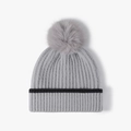 Berretto in maglia grigia spessa con grande pompon e striscia nera per donna in inverno - Grigio
