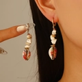 Pendientes bohemios dorados con cuentas blancas y colgante de concha multicolor - Turquesa Blanca Concha Estampada (K-322)