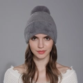 Bonnet d'hiver en tricot gris pour femme avec un grand pompon en fausse fourrure assorti - Gris