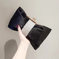 Elegante schwarze Abendclutch mit glitzernder Strass-Schleife und Gold-Metallverschluss - Zirkonia Stil / Schwarz mit doppelseitigen Diamanten