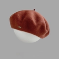 Classic reddish-brown wool beret hat for women with a subtle metal logo detail - M (56-58cm) / Caramel