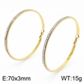 Vista dettagliata di orecchini a cerchio dorati da 70mm con strass e misure indicate - Oro 70*3mm