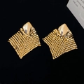 Detalle de pendientes dorados con flecos de malla romboidal y texturas metálicas tejidas - Chapado en Oro Real Dorado / Dorado