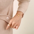 Pulsera con colgante de corazón dorado y set de anillos de mariposa y rectángulo - 15+5cm / Dorado