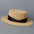 Detalle de sombrero boater de rafia con tejido fino y lazo de cinta negra elegante - Negro