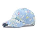 Dettaglio del cappellino azzurro con stampa floreale e tessuto in cotone twill pregiato - Regolabile / Floreale in Denim Chiaro