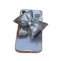 Pendentif porte-clés cœur et nœud argenté sur téléphone bleu avec détail de cœur - Fermoir en Arche / Argenté