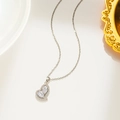 Collana con ciondolo a cuore in argento e zirconi luccicanti su una sottile catena a O - 560 Collana a Cuore / Argento