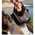 Minimalistische große schwarze Leder-Tote-Bag in einer professionellen Outdoor-Umgebung - Schwarz