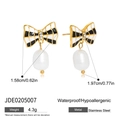 Orecchini a fiocco a scacchi in acciaio inossidabile dorato con perla bianca e piccoli diamanti - Stile Perla Fiocco a Griglia Bianco e Nero (JDE0205007)