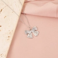 Dettaglio della collana con ciondolo a fiocco d'argento su seta e pietra - Stile Fiocco 4 (4#)