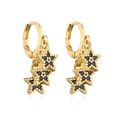 Dettaglio di orecchini a stella placcati oro con zirconi blu su sfondo bianco neutro - Oro (Zircone Blu)