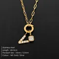 Collana in acciaio inossidabile dorato con ciondolo a V in perla e cristallo quadrato - Lettera V