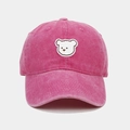 Dettaglio del ricamo a forma di orso bianco su un cappellino in cotone rosa lavato - Regolabile / Rosa Rosso