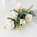 Détail de bouquet de roses blanches artificielles avec feuilles vertes réalistes - Champagne