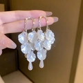 Détail macro de boucles d'oreilles à pompons avec pétales blancs et clous en cristal - Goutte de perle blanche dorée (13#)