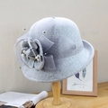 Détail d'un chapeau cloche en laine gris clair avec fleur 3D, résille et perles élégantes - M (56-58cm) / Gris