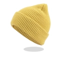 Detail der senfgelben Waffelstrickmütze mit doppelter Dicke und feiner Strickstruktur - Gelb