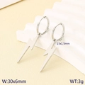 Orecchini a cerchio in argento lucido con pendente a fulmine su espositore bianco - Stile Fulmine Color Acciaio (KE120251-Z)