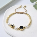 Détail du bracelet perlé ajustable avec perles d'eau douce et breloques étoile souriante - Noir/Or