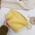 Dettaglio interno di una borsa in pile giallo con fodera morbida e chiusura a zip - Giallo chiaro