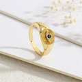 Nahaufnahme des vergoldeten Evil-Eye-Rings mit blauem Zirkon auf weißem Hintergrund - Gold-Dunkelblaues Auge (RG0357-F)