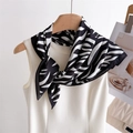 Classico foulard quadrato in seta zebrata bianco e nero con finitura liscia e lucida - 66-70cm / Nero