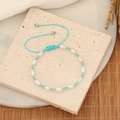 Bracciale boho in perline con perle irregolari e cordino azzurro regolabile - Bracciale Intrecciato con Perle e Perline di Riso Bohemien / Blu lago