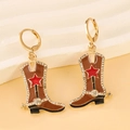 Detailansicht der Cowboy-Stiefel-Ohrringe mit Strasssteinen und rotem Stern-Emaille - Emaille Strass Cowboy-Stiefel Ohrringe (S76) / KC Gold