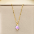 Détail du pendentif mangoustan violet avec feuille émaillée sur chaîne en acier titane doré - Fruit Violet (KN292102-Z)