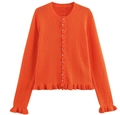 Détail d'un cardigan en tricot orange avec bords à volants et boutons argentés - Rouge Orangé