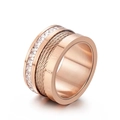 Anello a strati in oro rosa con filo d'acciaio intrecciato, numeri romani e zirconi - US 6 / Oro Rosa (KR104685-WGDY)