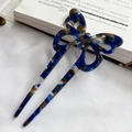Horquilla de mariposa en acetato jaspeado azul con diseño elegante de doble púa - Azul