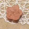 Diffuseur d'huiles essentielles en bois en forme de fleur de prunier, finition sombre - Palissandre Fleur de Prunier Maison