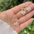 Conjunto minimalista de collar y pendientes de corazón bañados en oro 18K con circón - Juego