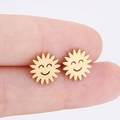 Minimalistische goldene Sonnenblume Smiley Ohrstecker zwischen Fingern auf weißem Grund - Gold