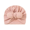 Detailaufnahme der rosa Baby-Turban-Mütze mit Jacquard-Muster und gestrickter Schleife - Geeignet für 0-18 Monate / Rosa