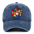 Gros plan sur la broderie cube Rubik colorée d'une casquette en denim délavé - Bleu Marine / Réglable