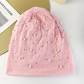 Bonnet en tricot rose orné de perles blanches et de petits rivets argentés - Rose