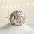 Boule de Noël dorée de 6cm avec paillettes et flocons de neige sur fond de fête enneigé - Boule Flocon de Neige Champagne 6 pièces