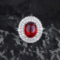 Primer plano de un anillo de rubí ovalado con doble halo de circonitas en piedra - Anillo de circonita roja / Ajustable