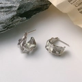 Orecchini a perno minimalisti in argento con texture irregolare e design chic lava - Oro Bianco