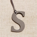 Graues Leder Buchstabe S Taschenanhänger Auto Hänger, stilvolles Initialen Accessoire. - Grau