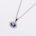 Dettaglio del ciondolo ovale occhio del diavolo in argento con smalto blu e catena - Colore Acciaio Occhio Blu