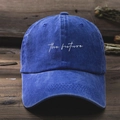 Detalle del bordado the future en una gorra de algodón lavado en azul cobalto - Azul Real