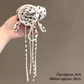 Pinza para el pelo con flor de lunares y borlas largas de 28 cm para un estilo dulce - Blanco crema con rosa de lunares negros / Pinza de Pelo - Blanco