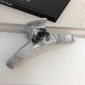 Dettaglio della grande pinza per capelli grigio marmo con decorazione a fiore di camelia nera - Grande Fermaglio a Squalo Lungo / Motivo Marmo Grigio (D-5316-1)